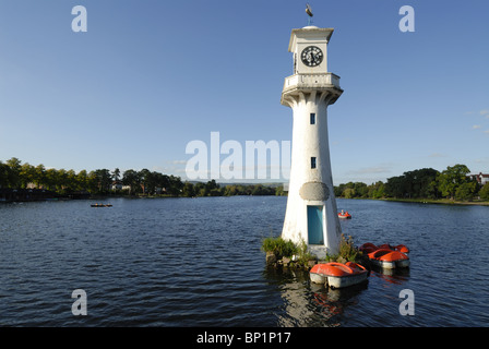 La Scott Memorial lighthouse à Roath Park Lake, Cardiff Banque D'Images