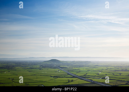 Le M5 et le Somerset Levels avec Brent Knoll et les collines de Quantock dans la distance. Le Somerset. L'Angleterre. UK. Banque D'Images