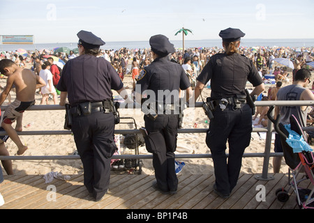 Trois femmes flics NYPD sur le rythme de la promenade à Coney Island, Brooklyn, New York. Banque D'Images