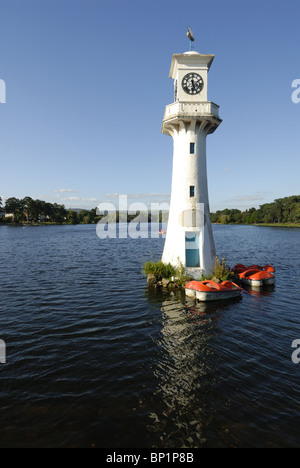 La Scott Memorial lighthouse à Roath Park Lake, Cardiff Banque D'Images