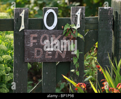 À la porte d'un allotissement jardin avec numéro 101 et le nom 'fox's den' Banque D'Images