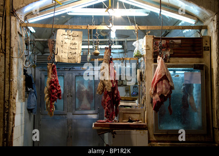 L'Alep souk ancien marché, boucheries vendant de l'agneau et du boeuf halal sur la rue Banque D'Images