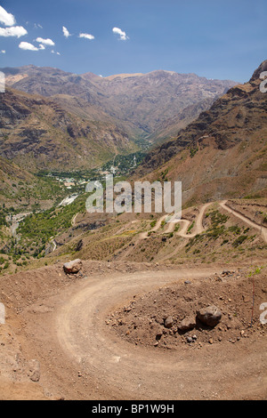 La route en zigzag au-dessus de Rio Blanco, à Los Andes - Portillo (Argentine) à la frontière, la Route des Andes, au Chili, en Amérique du Sud - vue aérienne Banque D'Images