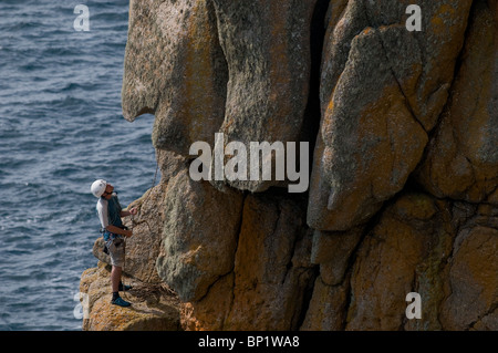 Un grimpant sur des rochers au Gwennap Head à Cornwall. Photo par Gordon 1928 Banque D'Images