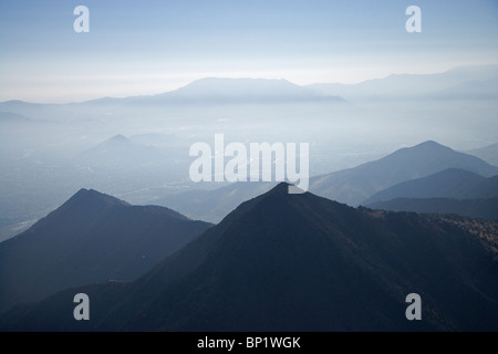 Plus de smog Santiago, Chili, Amérique du Sud - vue aérienne Banque D'Images