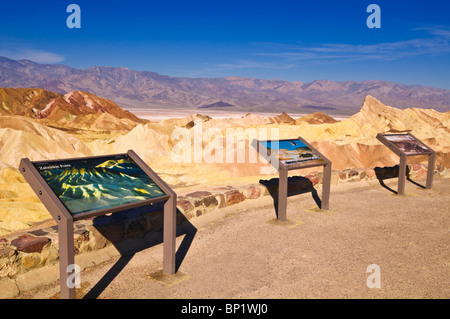 Des panneaux d'interprétation à Zabriskie Point, Death Valley National Park. Californie Banque D'Images