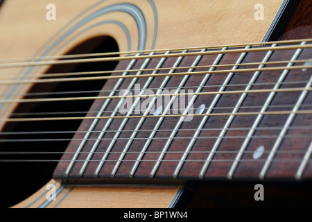 Close-up du son trou et d'un manche de guitare acoustique à 12 cordes. Banque D'Images