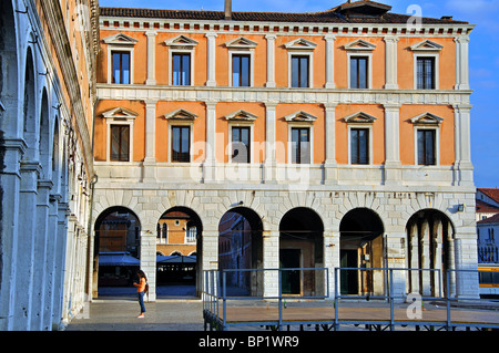 Croquis femme un bâtiment près du marché aux poissons à Venise Italie Banque D'Images