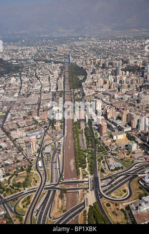 La rivière Mapocho, échangeur d'autoroute, et de la CDB, Santiago, Chili, Amérique du Sud - vue aérienne Banque D'Images