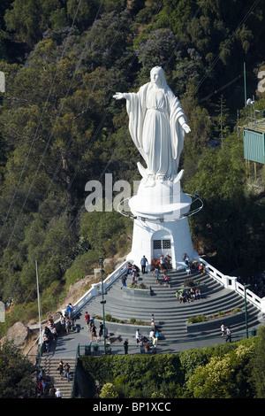 Statue de la Vierge Marie, Parque Metropolitano, au sommet de Cerro San Cristobal, Santiago, Chili, Amérique du Sud - vue aérienne Banque D'Images