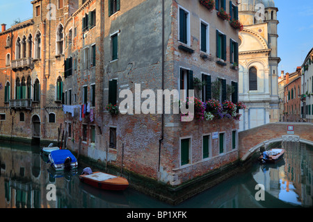 Maisons et ponts de Venise, se reflétant dans un petit canal Banque D'Images