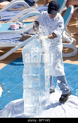 Divertissement à bord du navire comme un chef a soif d'un bloc de glace dans un cygne Banque D'Images