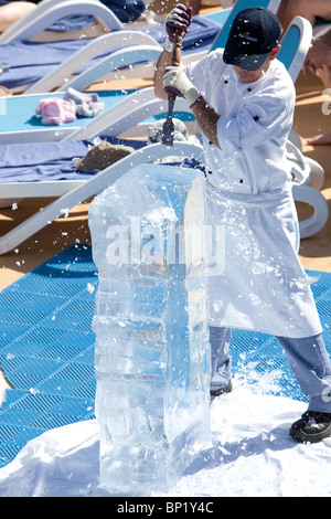 Divertissement à bord des navires de P & O 'Ventura' comme un chef a soif d'un bloc de glace dans un cygne Banque D'Images