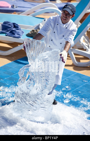 Divertissement à bord de P&O 'Ventura' comme un chef propose sa sculpture d'un swan (fait à partir d'un bloc de glace) . Banque D'Images