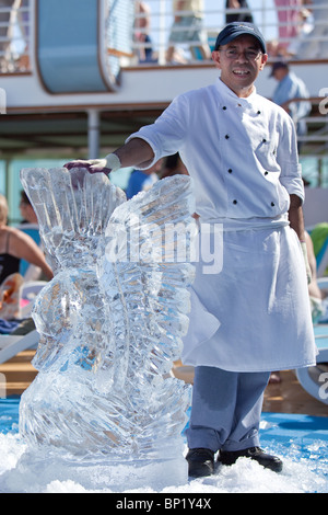 Divertissement à bord de P&O 'Ventura' comme un chef propose sa sculpture d'un swan (fait à partir d'un bloc de glace) . Banque D'Images