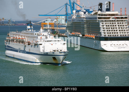 Ferry de la Sardaigne arrivant à Civitavecchia Italie Croisière passage de navires de passagers Celebrity Solstice Banque D'Images
