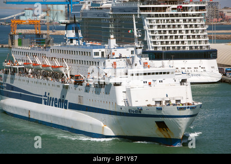 Ferry de la Sardaigne arrivant à Civitavecchia Italie Croisière passage de navires de passagers Celebrity Solstice Banque D'Images