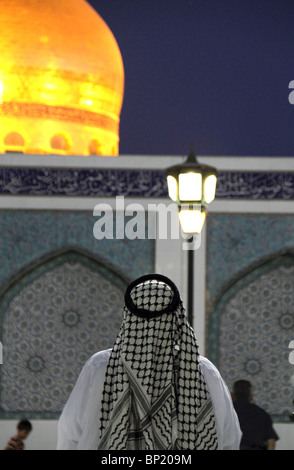 Un jeune garçon dans l'une des plus magnifiques mosquées de la Syrie, Sayyida Zainab où de nombreux pèlerins iraniens viennent se prosterner Banque D'Images