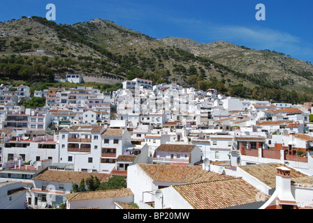 Vue sur les toits de la ville, Pueblo Blanco, Mijas, Costa del Sol, la province de Malaga, Andalousie, Espagne, Europe de l'Ouest. Banque D'Images