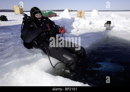 Scuba Diver prêt à aller pour la plongée sous glace, mer Blanche, la Carélie, Russie Banque D'Images