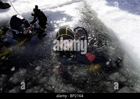 Scuba Diver prêt à aller pour la plongée sous glace, mer Blanche, la Carélie, Russie Banque D'Images