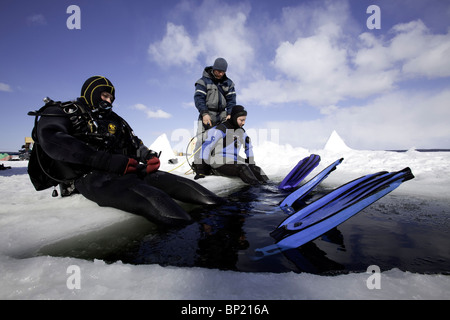 Scuba Diver prêt à aller pour la plongée sous glace, mer Blanche, la Carélie, Russie Banque D'Images