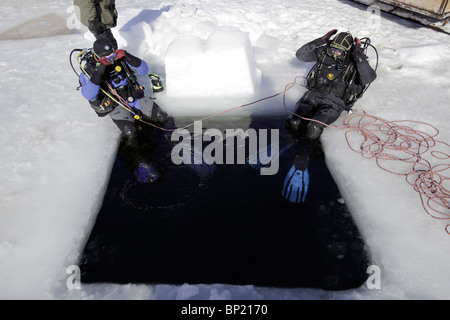 Scuba Diver prêt à aller pour la plongée sous glace, mer Blanche, la Carélie, Russie Banque D'Images