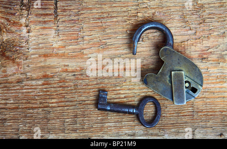 Cadenas anciens et principaux sur fond de bois Banque D'Images