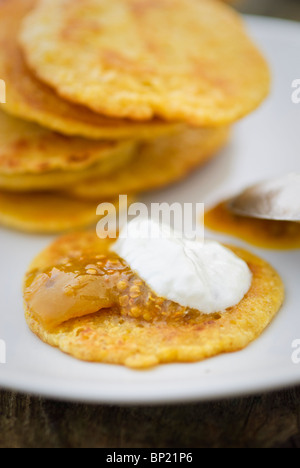 Peu de crêpes faites de farine de pois chiches indienne (chana dal), sans gluten et très nutritif. Banque D'Images