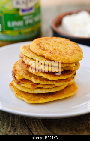 Peu de crêpes faites de farine de pois chiches indienne (chana dal), sans gluten et très nutritif. Banque D'Images