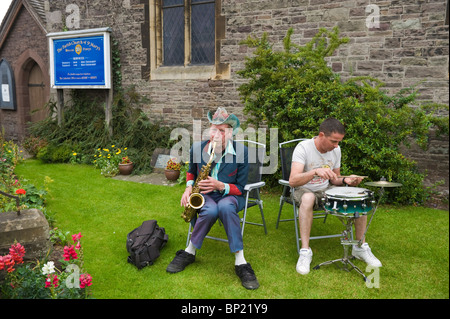 Nik Turner membre fondateur légendaire de Hawkwind aux spectacles de jouer sur la pelouse de l'église au cours de sax Jazz Festival 2010 Brecon Banque D'Images