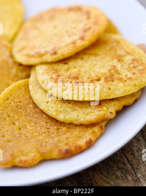 Peu de crêpes faites de farine de pois chiches indienne (chana dal), sans gluten et très nutritif. Banque D'Images