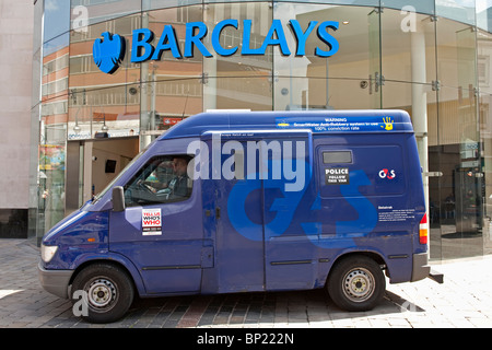 La sécurité d'un van stationné à l'extérieur de la Barclays Bank à Leicester City. Banque D'Images