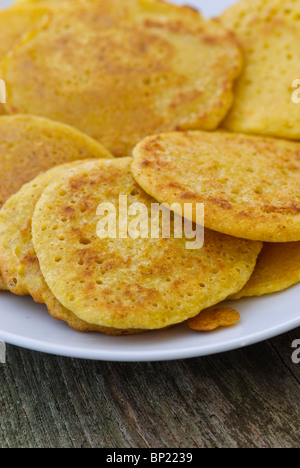 Peu de crêpes faites de farine de pois chiches indienne (chana dal), sans gluten et très nutritif. Banque D'Images