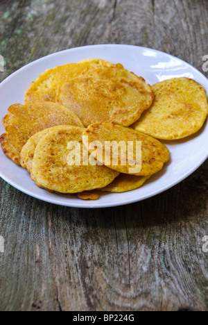 Peu de crêpes faites de farine de pois chiches indienne (chana dal), sans gluten et très nutritif. Banque D'Images