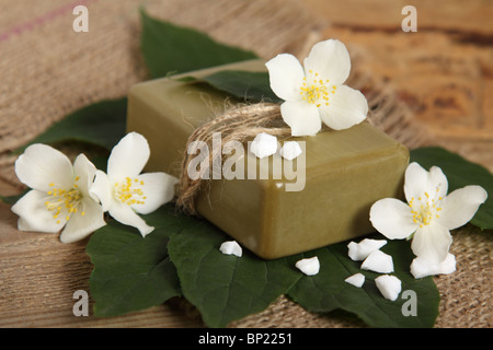 Bar de savon artisanal naturel sur les feuilles. Spa Banque D'Images