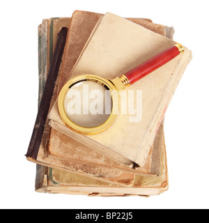 Pile de livres et loupe, isolé sur fond blanc Banque D'Images