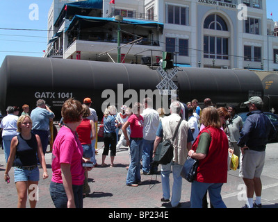 La Nouvelle Orléans 2002 - train chimique pétrolier passe par le coeur de la vieille ville avant Katrina et la fuite de pétrole du Golfe BP Banque D'Images