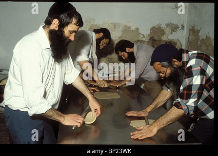 316. Avant de Pessah, les juifs pratiquants hand-BAKE LE SHMURAH "Gaza" Banque D'Images