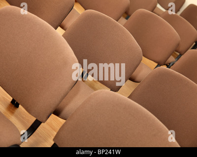 Des rangées de chaises de bureau dans la chambre vide Banque D'Images