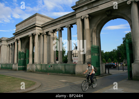 Hyde Park, Londres, avec cycliste. Banque D'Images