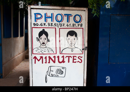 Niger Août 2010. La main peinte affiche à l'extérieur photo shop Banque D'Images