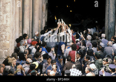 Pèlerins DANS LE FEU SACRÉ FÊTE DANS L'ÉGLISE DU SAINT SÉPULCRE À Pâques. Selon la croyance populaire allumant une bougie Banque D'Images