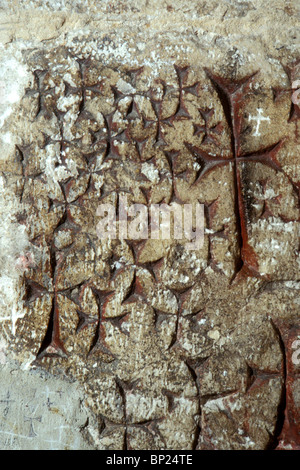 649. Église du Saint Sépulcre, croix gravée par CRUSSADER LES SOLDATS ET LES VOYAGEURS SUR LES MURS DE PIERRE DE L'ÉGLISE Banque D'Images