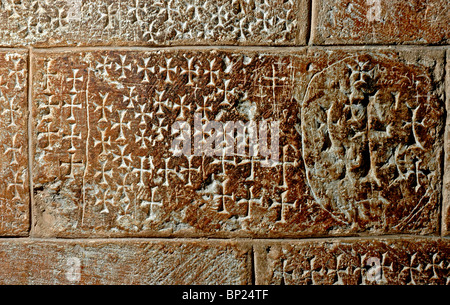 649. Saint Sépulcre-croix gravée par CRUSSADER LES SOLDATS ET LES VOYAGEURS SUR LES MURS DE PIERRE DE L'ÉGLISE Banque D'Images