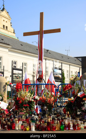 Une croix en face du Palais présidentiel consacré à la fin de la Pologne le président Lech Kaczynski, Varsovie, Pologne Banque D'Images