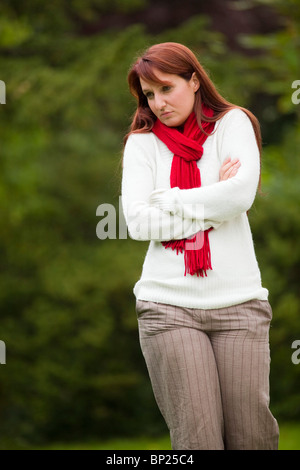 Woman walking outdoors Banque D'Images