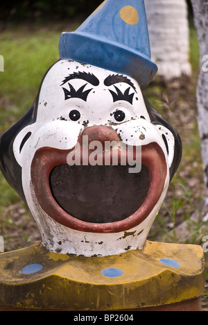 Une statue d'un sourire le visage de clown dans une aire de jeux pour enfants à Baru, Colombie Banque D'Images