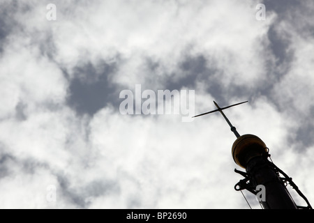 Croix sur le haut de l'hôtel Campanile de Giotto à Florence, Italie Banque D'Images