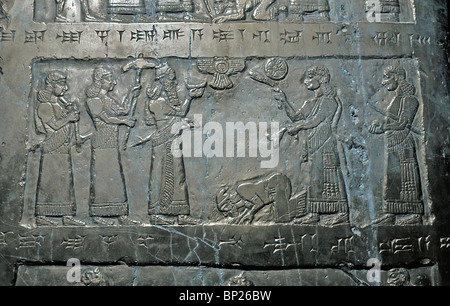 Panneau de l'Obélisque NOIR DU ROI SALMANASAR III. De NIMRUD C. 825 B.C. PIC : ROI SALMANAZAR III. La réception de l'HOMMAGE Banque D'Images